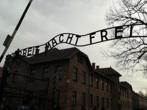 Il lavoro rende liberi.  L'ingresso di Auschwitz.